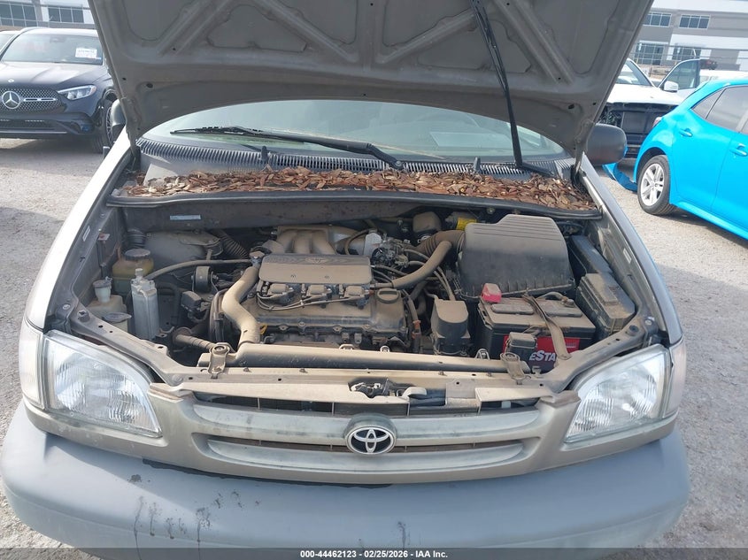 1998 Toyota Sienna Le VIN: 4T3ZF13C0WU076176 Lot: 44462123