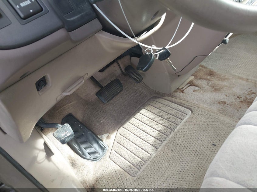 1998 Toyota Sienna Le VIN: 4T3ZF13C0WU076176 Lot: 44462123