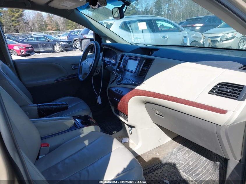 2013 Toyota Sienna Xle V6 8 Passenger