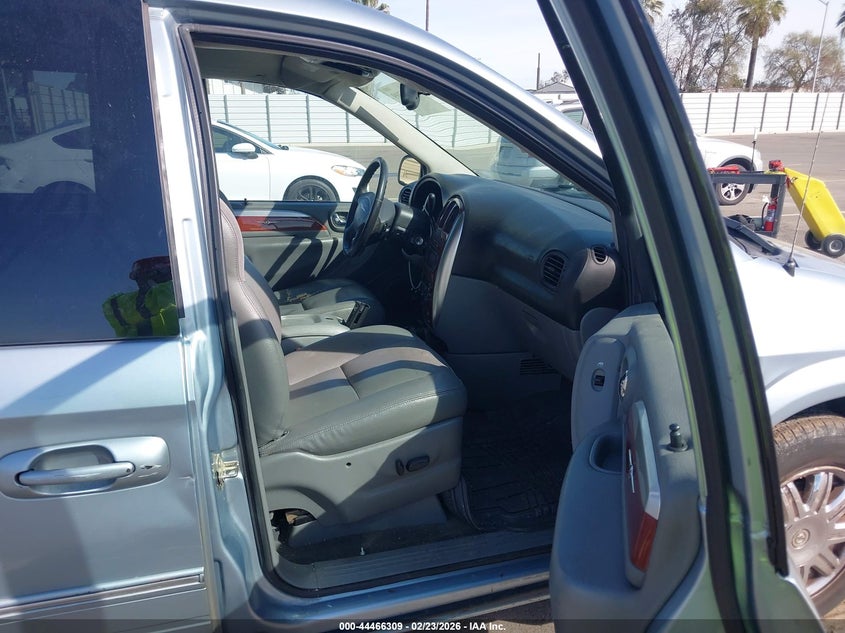2005 Chrysler Town & Country Limited