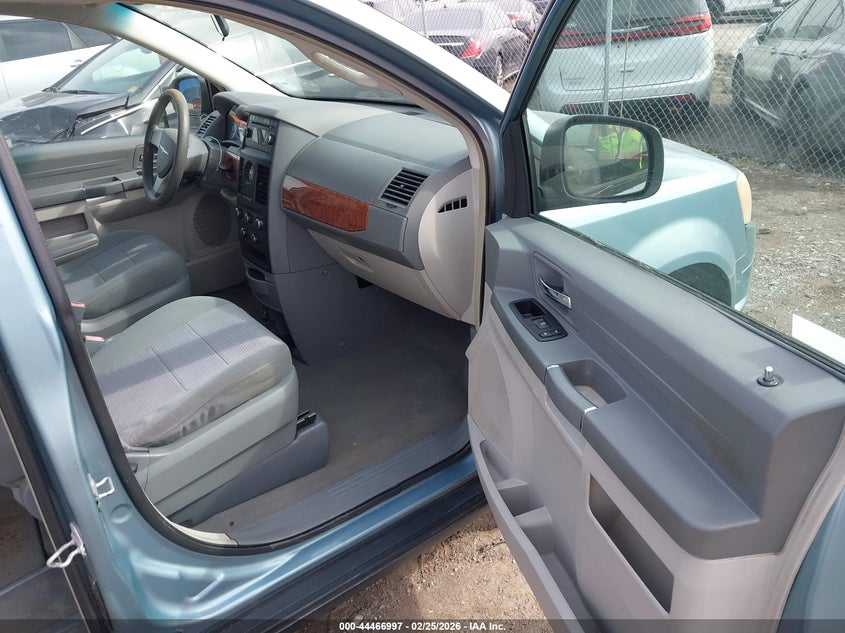 2008 Chrysler Town & Country Lx