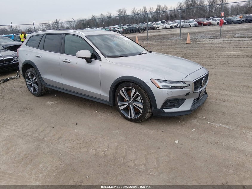 2025 Volvo V60 Cross Country Plus, B5 Awd Gas (Mild Hybrid)
