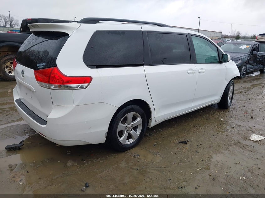 2013 Toyota Sienna Le V6 8 Passenger