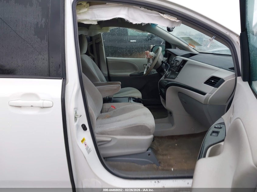 2013 Toyota Sienna Le V6 8 Passenger