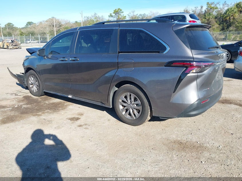 2023 Toyota Sienna Xle