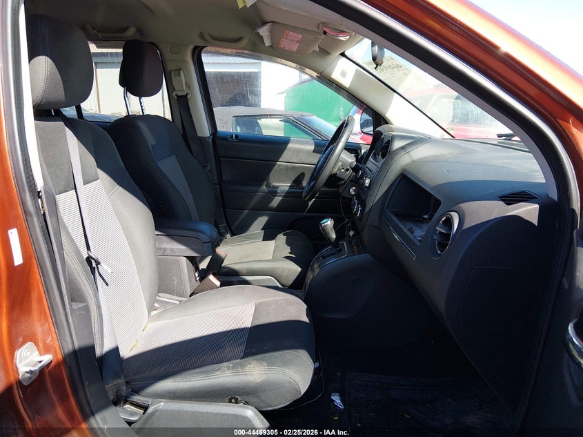 1C4NJDAB8CD595266 2012 Jeep Compass 2.4 Sport/North brown
