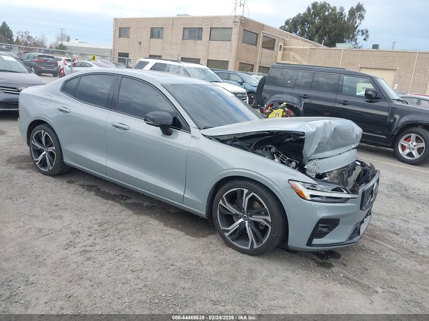 2024 Volvo S60 B5 Plus Dark Theme