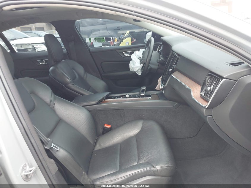 2024 Volvo S60 B5 Plus Dark Theme