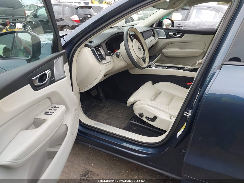 2023 Volvo Xc60 B5 Ultimate Dark Theme