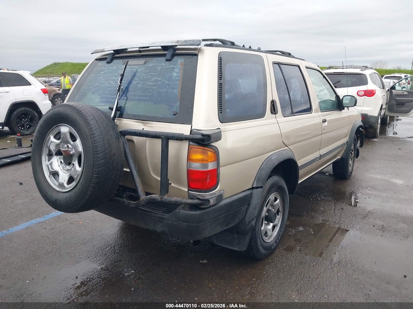 1997 Nissan Pathfinder Le/Xe