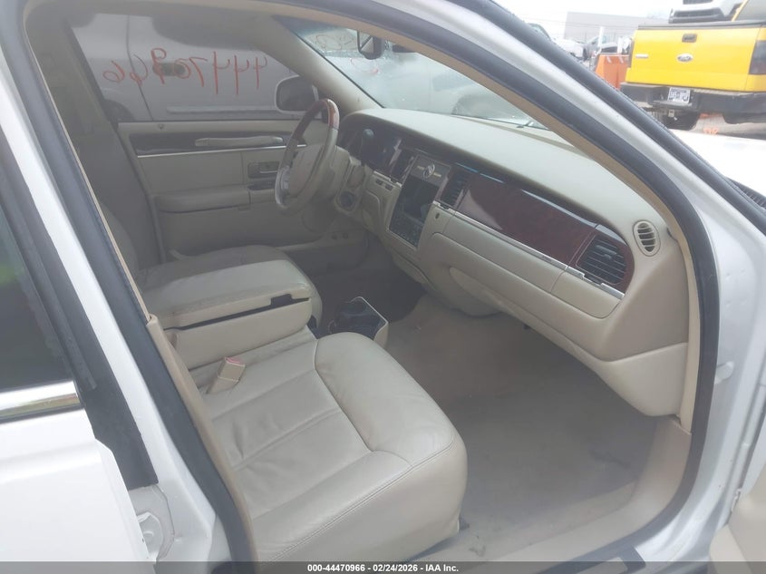 2008 Lincoln Town Car Signature Limited