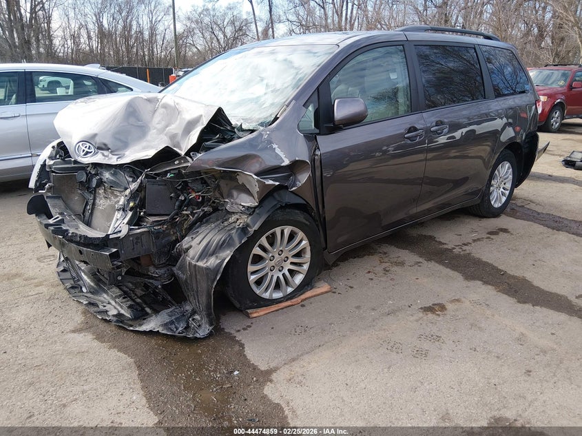 2012 Toyota Sienna Xle V6 8 Passenger