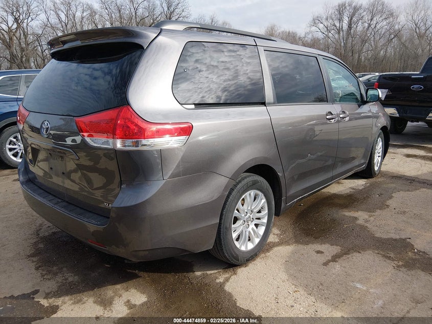 2012 Toyota Sienna Xle V6 8 Passenger