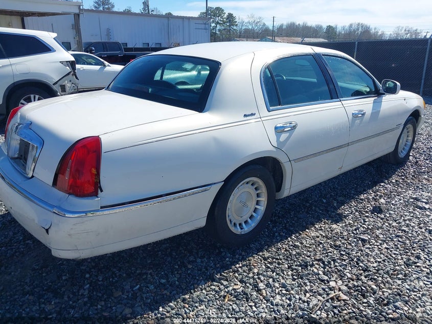 2000 Lincoln Town Car Signature