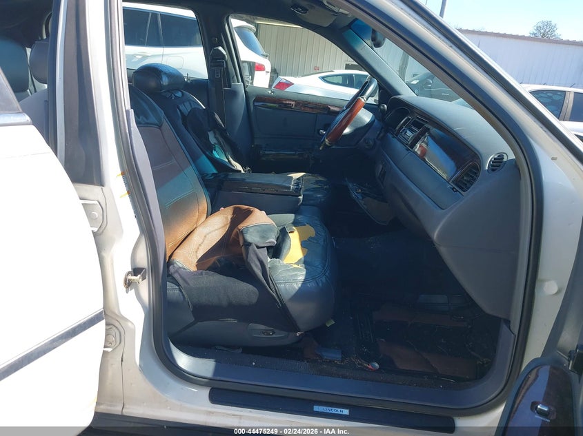 2000 Lincoln Town Car Signature