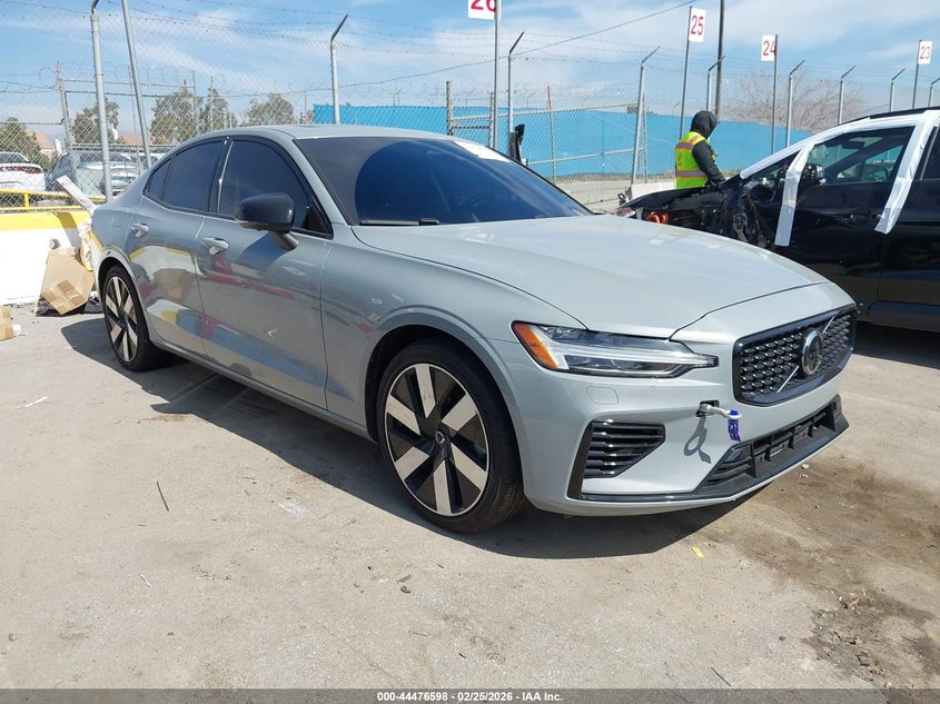 2025 Volvo S60 Plug-In Hybrid T8 Plus