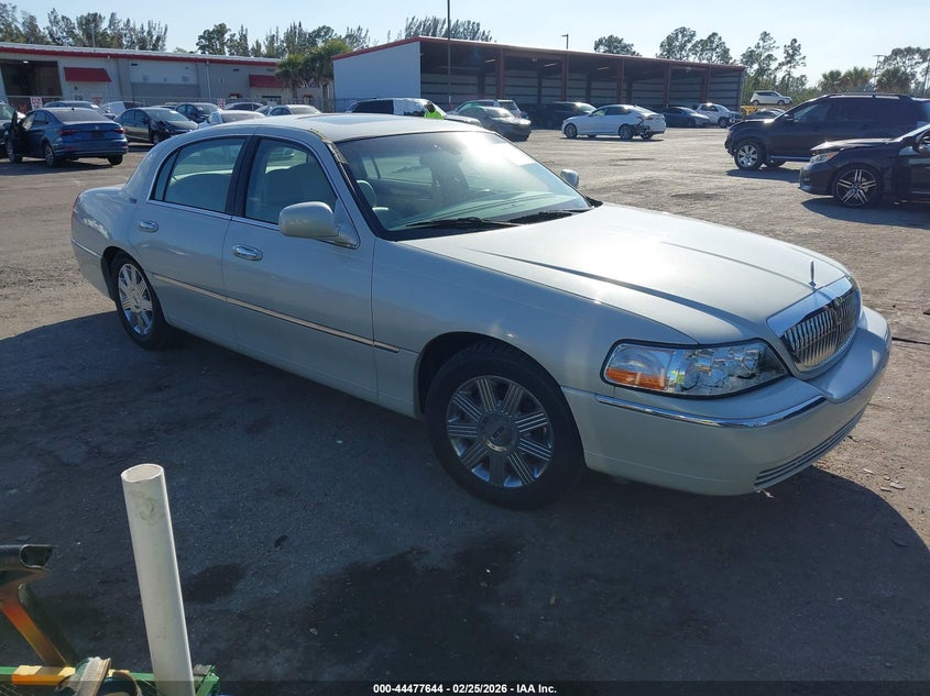 2005 Lincoln Town Car Signature Limited