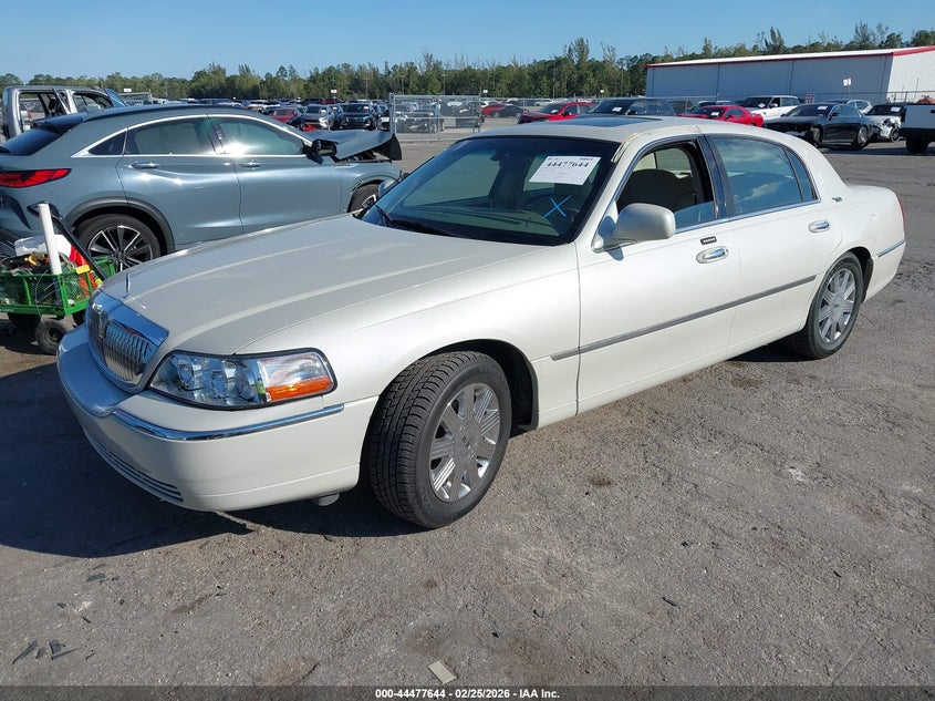 2005 Lincoln Town Car Signature Limited