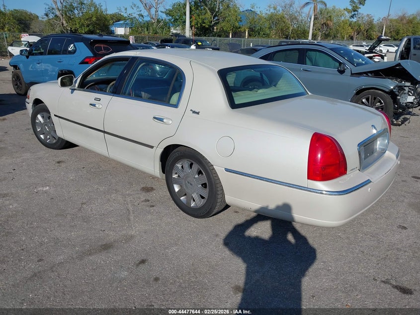 2005 Lincoln Town Car Signature Limited