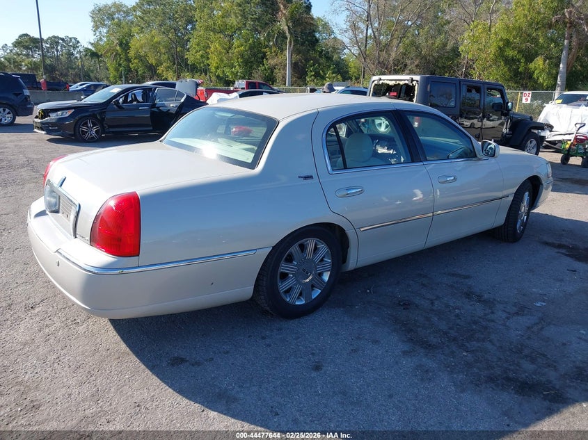 2005 Lincoln Town Car Signature Limited