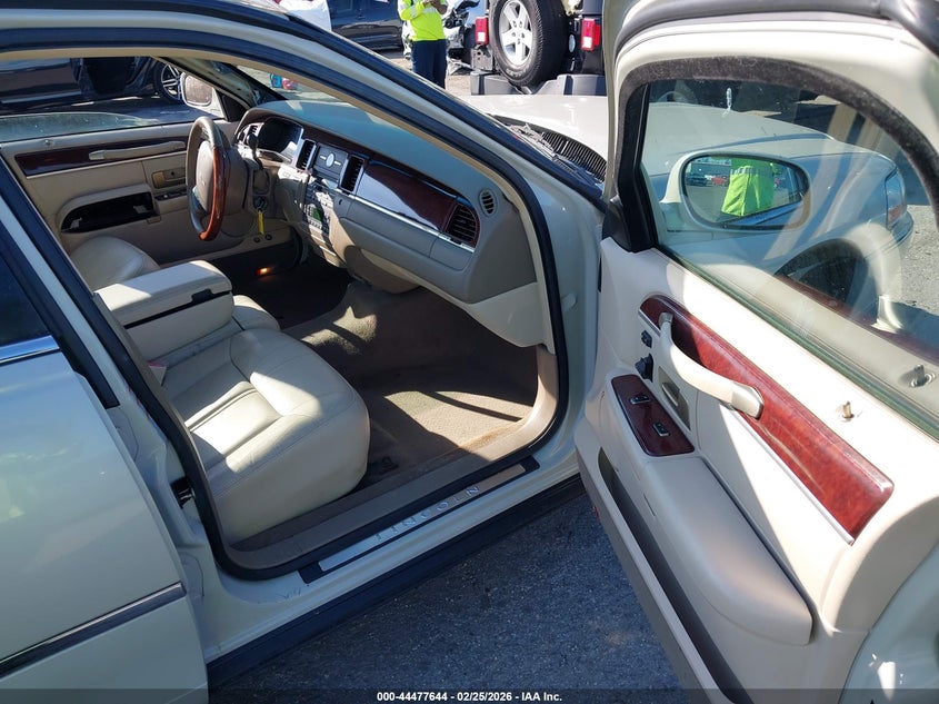 2005 Lincoln Town Car Signature Limited