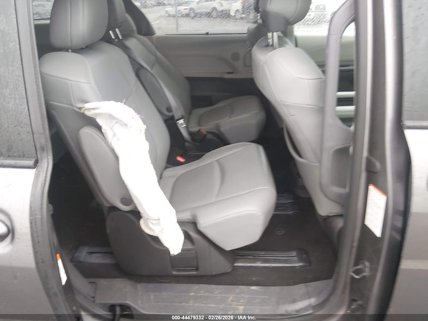 VIN 5TDYRKEC1NS076743 2022 TOYOTA SIENNA XLE