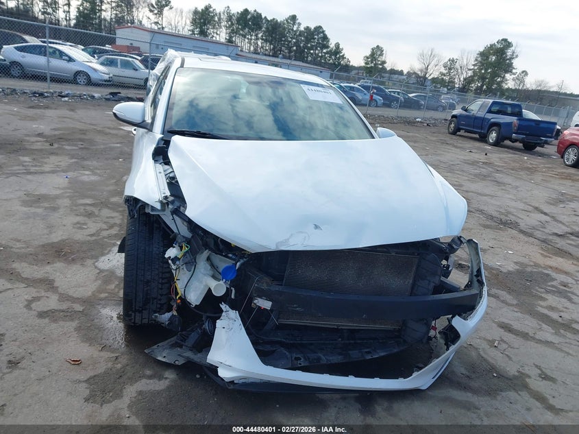VIN 5NPD84LF7HH006443 2017 HYUNDAI ELANTRA LIMITED