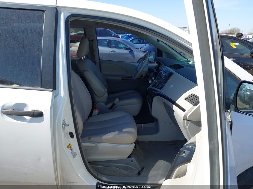 2014 Toyota Sienna L V6 7 Passenger