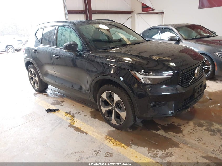 Vin: yv4l12uc8s2570441, lot: 44978762, volvo xc40 b5 plus dark theme 2025 img_1