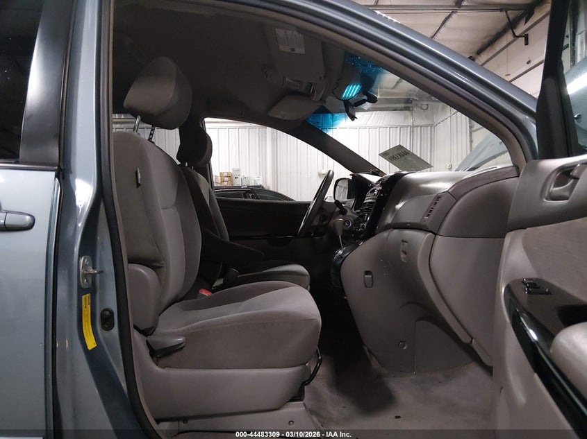 2005 Toyota Sienna Le