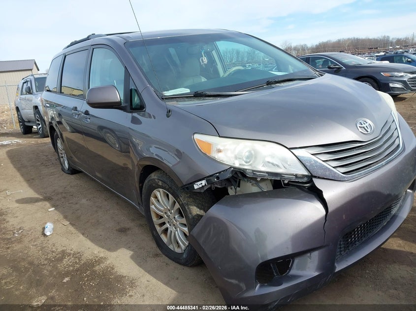 2014 Toyota Sienna Xle V6 8 Passenger