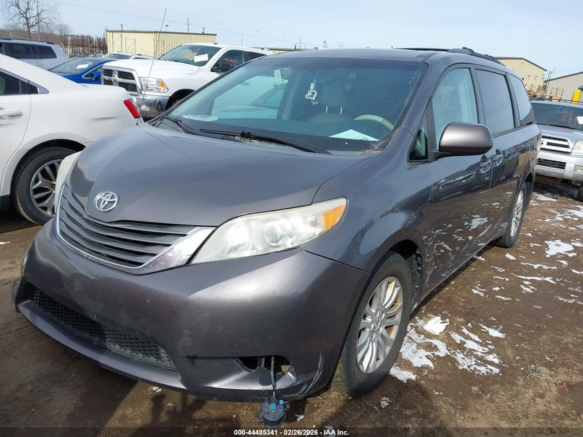 2014 Toyota Sienna Xle V6 8 Passenger
