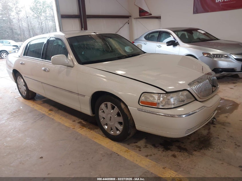 2005 Lincoln Town Car Signature Limited
