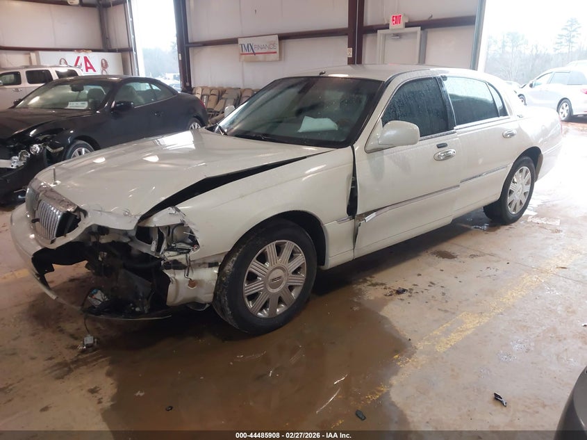 2005 Lincoln Town Car Signature Limited