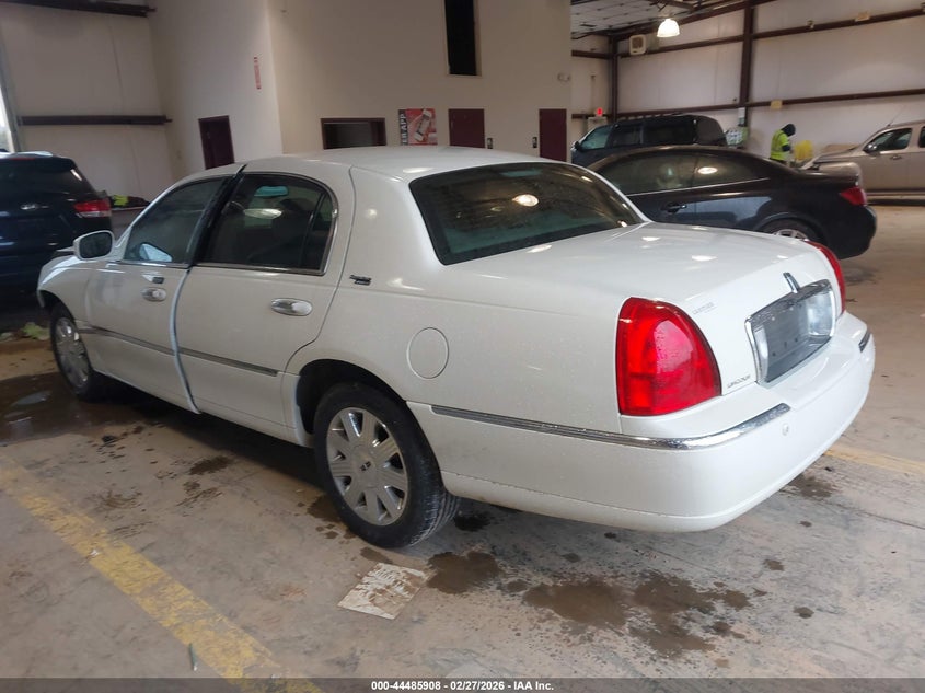 2005 Lincoln Town Car Signature Limited