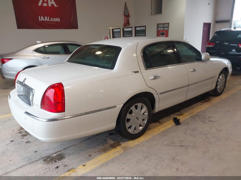 2005 Lincoln Town Car Signature Limited