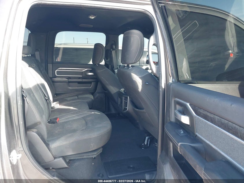 3C6UR5DJ3KG607765 2019 Ram 2500 6.4 Ram Big Horn 4X4 6'4 Box grey