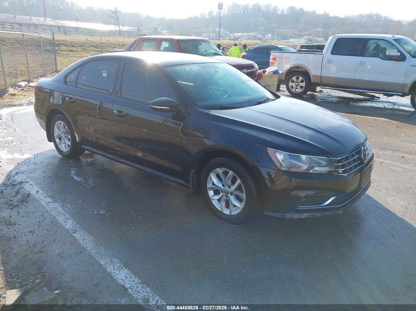 2018 Volkswagen Passat 2.0T R-Line/2.0T S