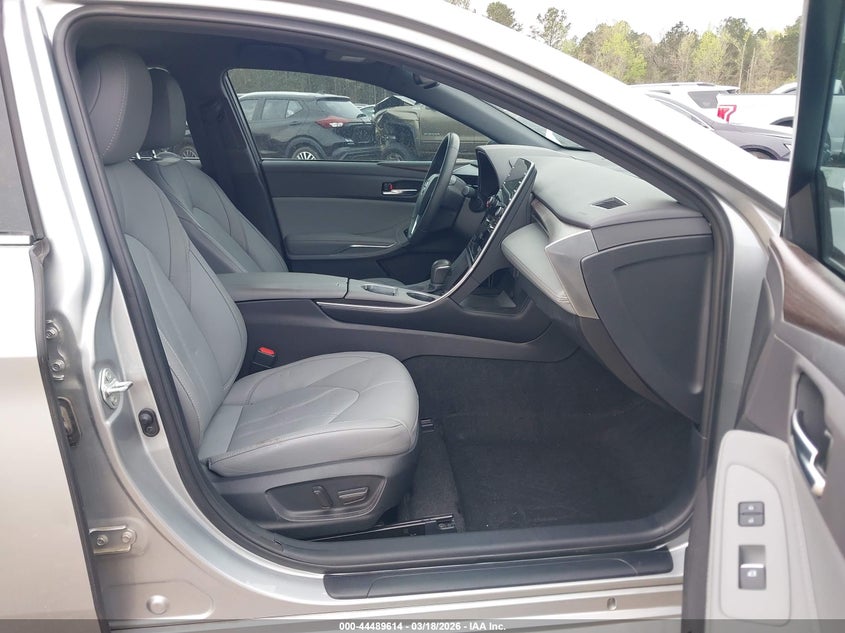 2022 Toyota Avalon Xle Hybrid