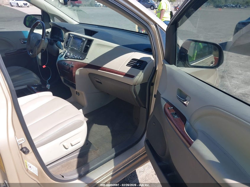 2014 Toyota Sienna Limited V6 7 Passenger