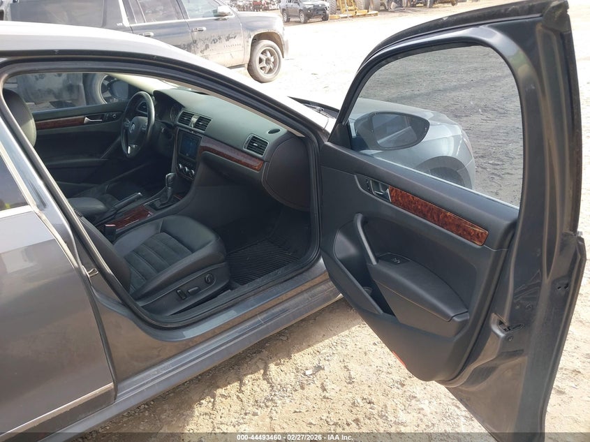 2012 Volkswagen Passat 2.5L Sel Premium