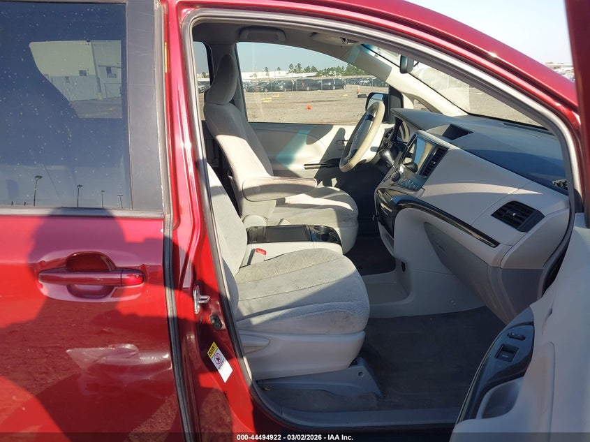 2013 Toyota Sienna Le V6 8 Passenger