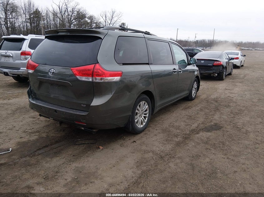 2014 Toyota Sienna Xle V6 8 Passenger