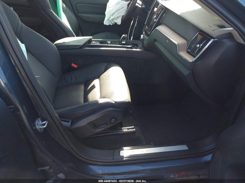 2024 Volvo Xc60 B5 Plus Dark Theme