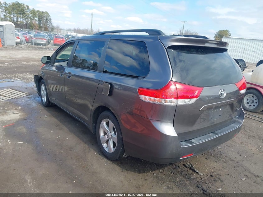 2012 Toyota Sienna Le V6 8 Passenger