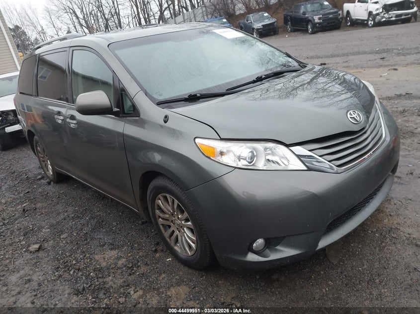 2013 Toyota Sienna Xle V6 8 Passenger