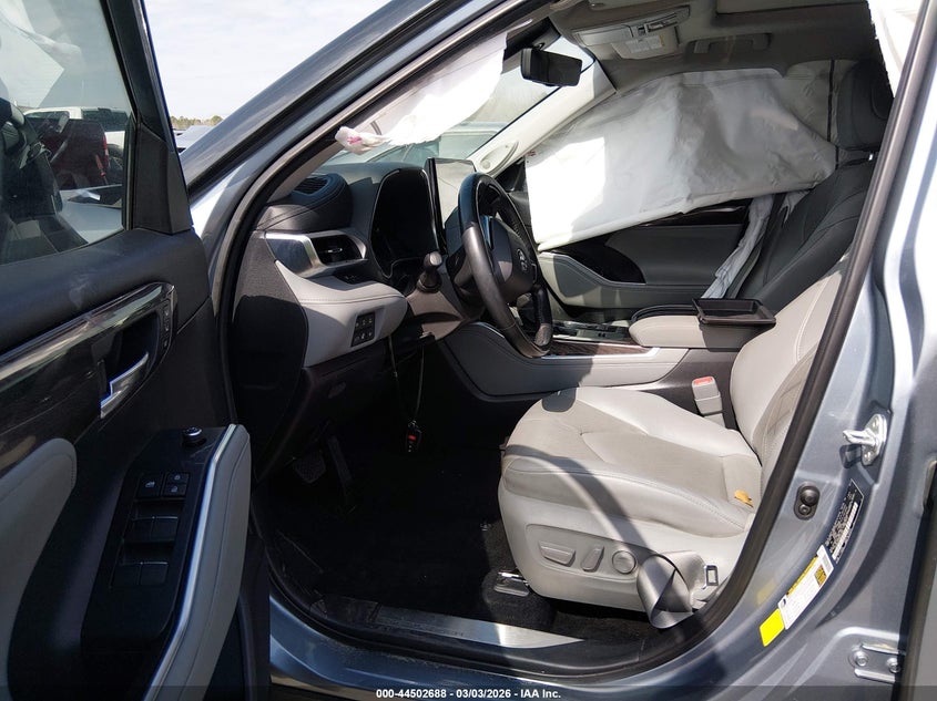 2021 Toyota Highlander Hybrid Platinum