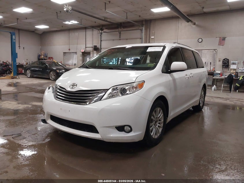 2014 Toyota Sienna Xle V6 8 Passenger