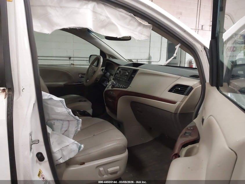 2014 Toyota Sienna Xle V6 8 Passenger