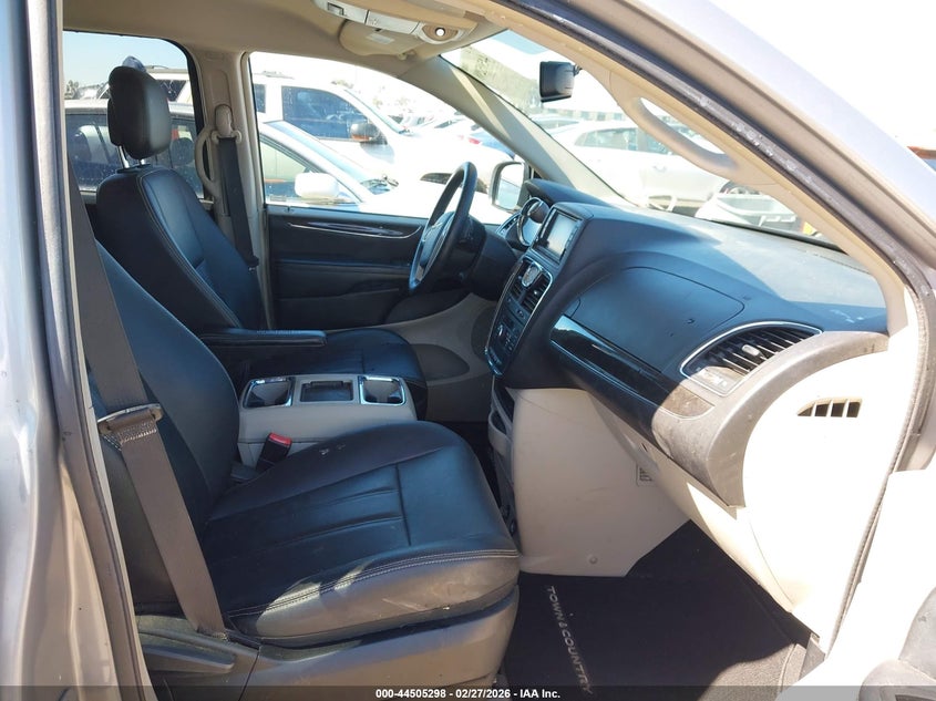 2016 Chrysler Town & Country Touring